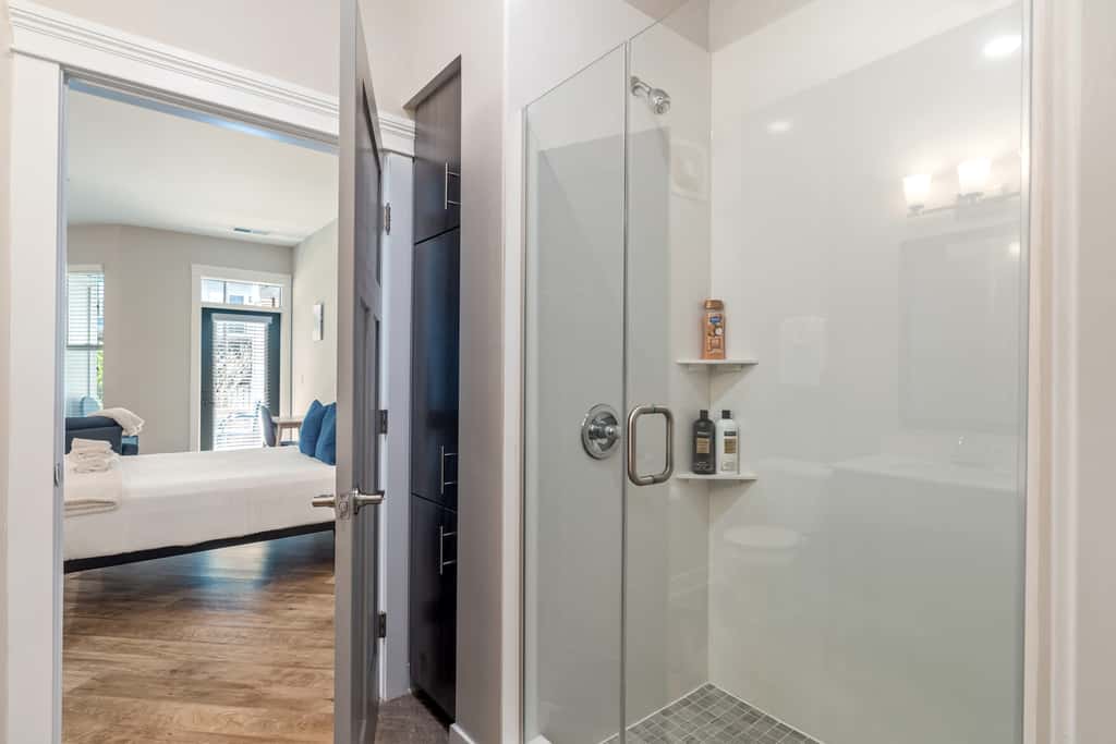 CozySuites - Penrose on Mass w/ pool - Studio