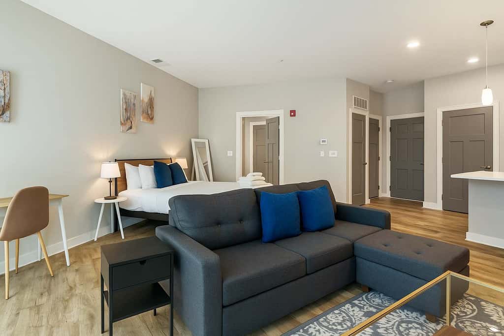 CozySuites - Penrose on Mass w/ pool - Studio