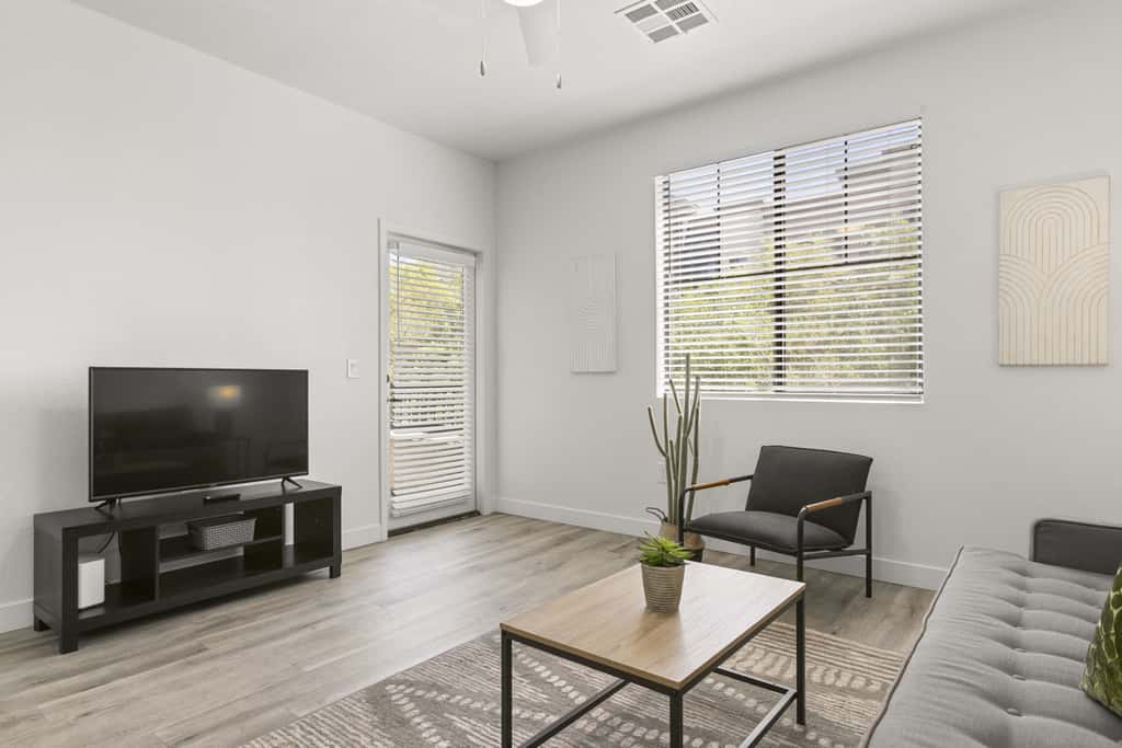 CozySuites Glendale by the stadium with pool!