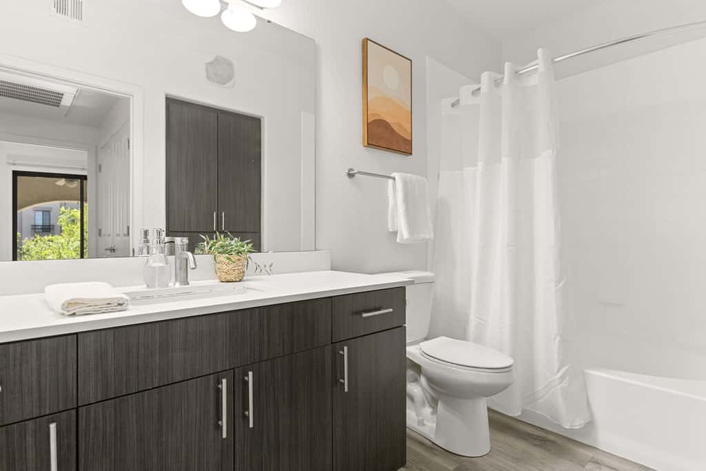CozySuites Glendale by the stadium with pool!