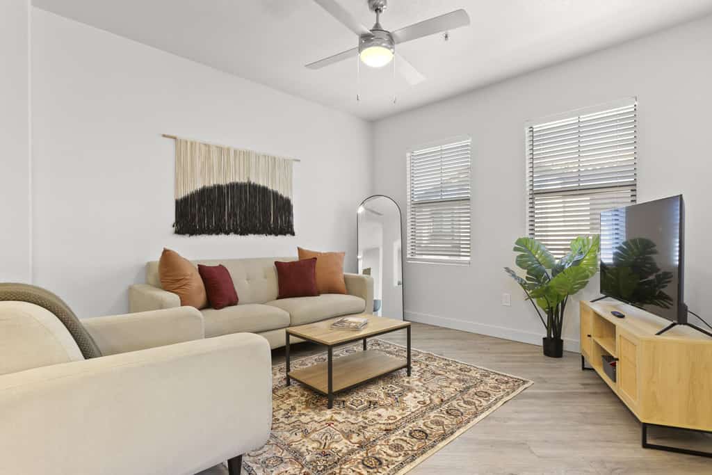 CozySuites Glendale | pool near the stadium