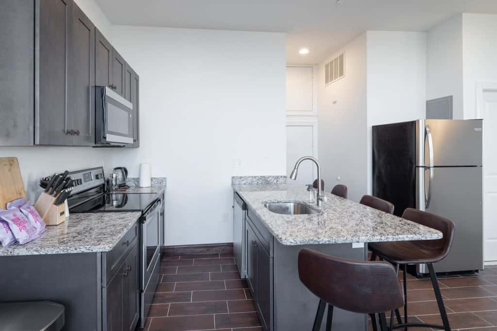 Sosuite | 2BR Penthouse w Balcony, W/D, Gym