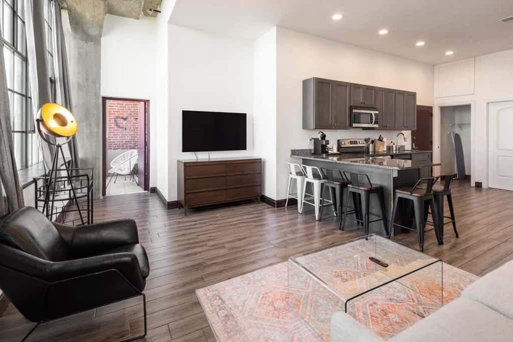 Sosuite | 3BR Apt w Balcony, W/D, Gym, On-Site Bar