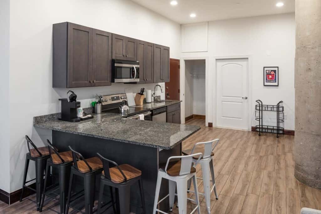 Sosuite | 3BR Apt w Balcony, W/D, Gym, On-Site Bar