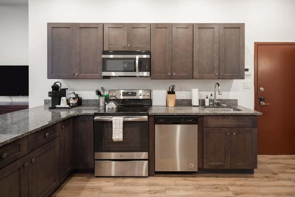 Sosuite | 3BR Apt w Balcony, W/D, Gym, On-Site Bar