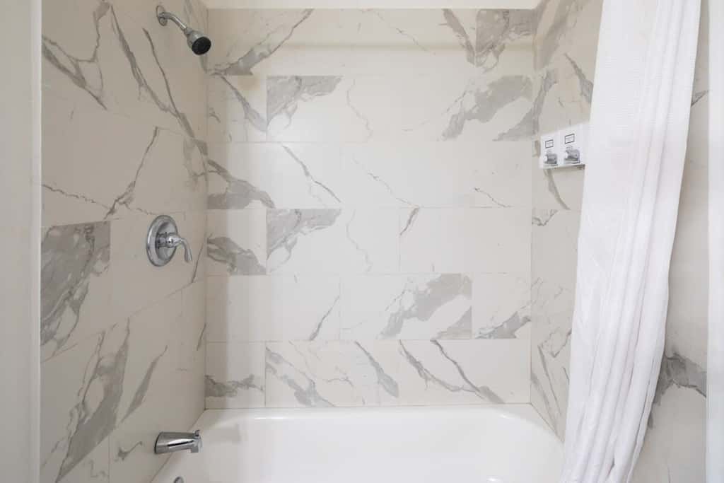 Sosuite | 3BR Apt w Balcony, W/D, Gym, On-Site Bar