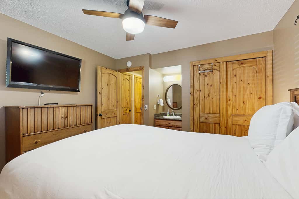 Beautiful Riverfront 2BR - Hi Country Haus 12-1