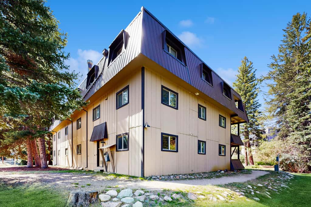Beautiful Riverfront 2BR - Hi Country Haus 12-1