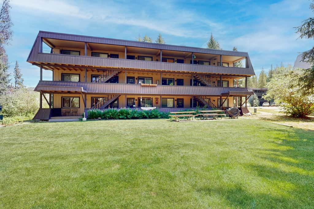 Beautiful Riverfront 2BR - Hi Country Haus 12-1