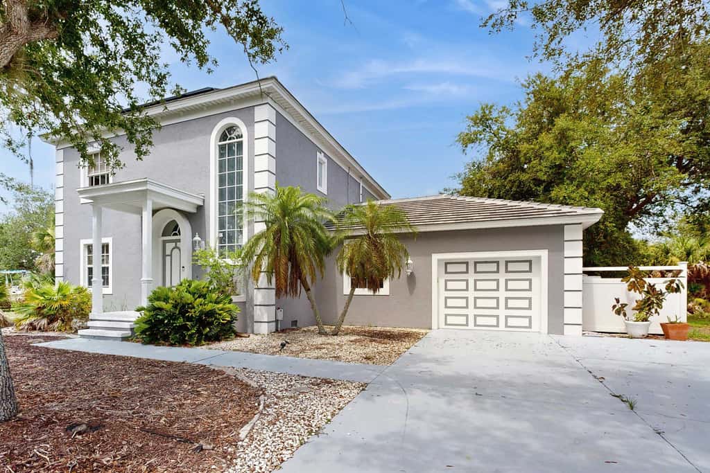 Spacious 3 Bedroom Waterfront Home with Private Pool and in Port Charlotte
