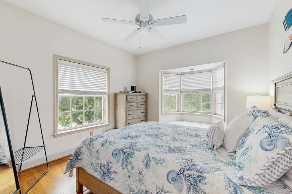 Spacious 3 Bedroom Waterfront Home with Private Pool and in Port Charlotte