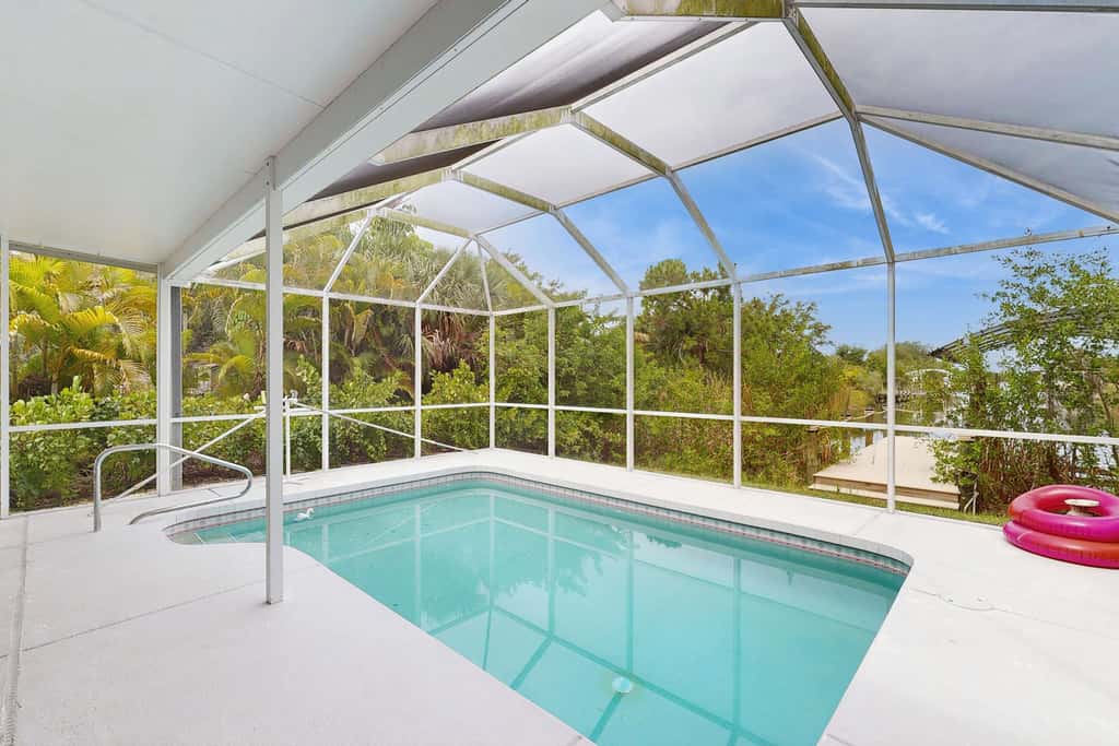 Spacious 3 Bedroom Waterfront Home with Private Pool and in Port Charlotte
