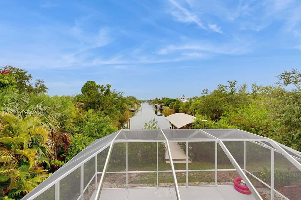 Spacious 3 Bedroom Waterfront Home with Private Pool and in Port Charlotte