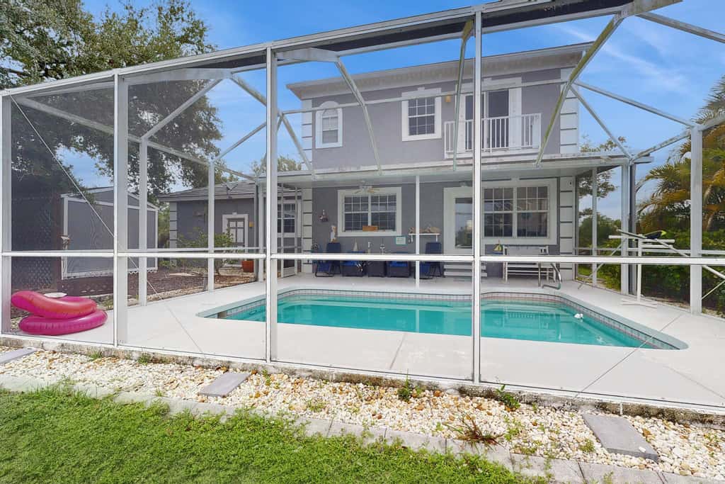 Spacious 3 Bedroom Waterfront Home with Private Pool and in Port Charlotte