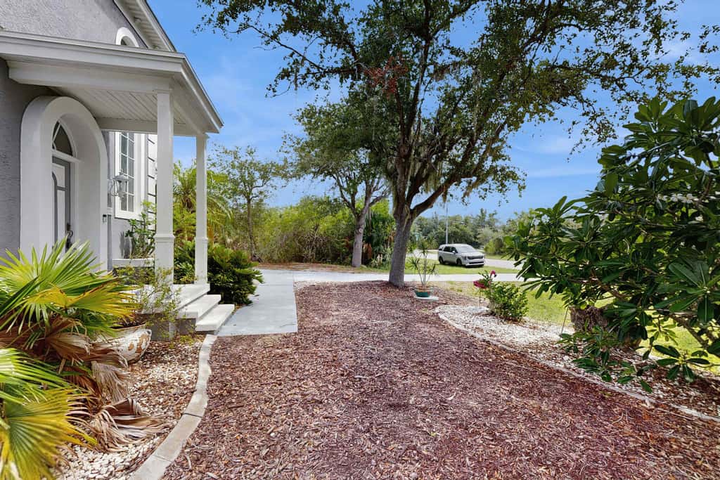 Spacious 3 Bedroom Waterfront Home with Private Pool and in Port Charlotte