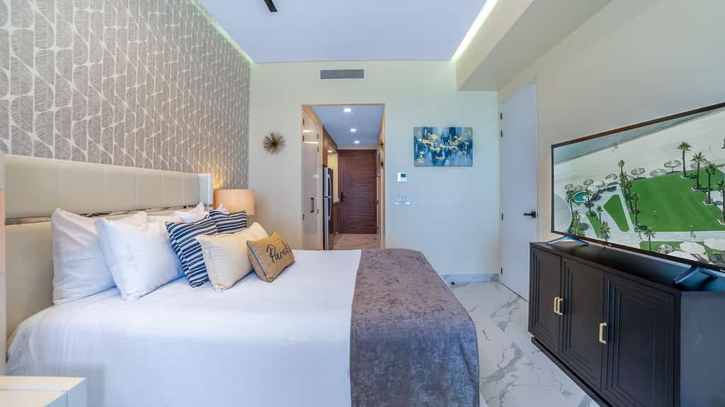 10th-floor studio in Encantame Soleil with a king bed for 2.