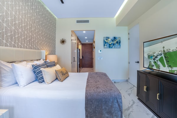 10th-floor studio in Encantame Soleil with a king bed for 2.