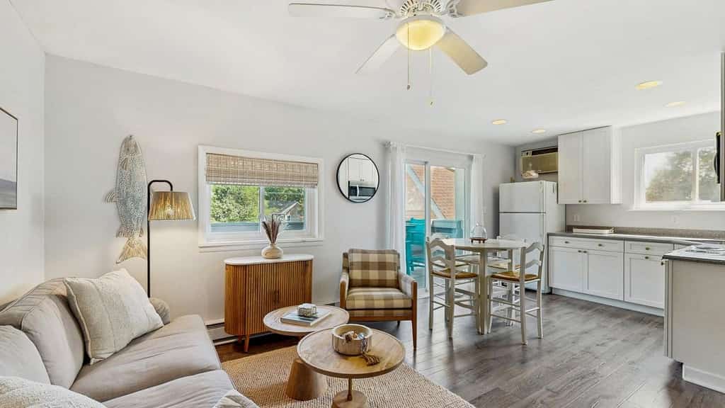Lost Compass - 72 Sussex St #5