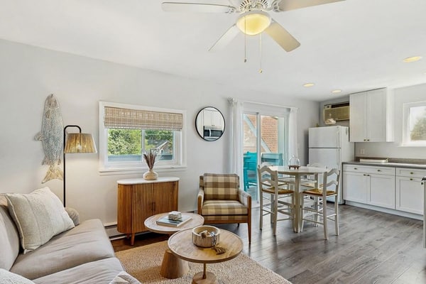 Lost Compass - 72 Sussex St #5