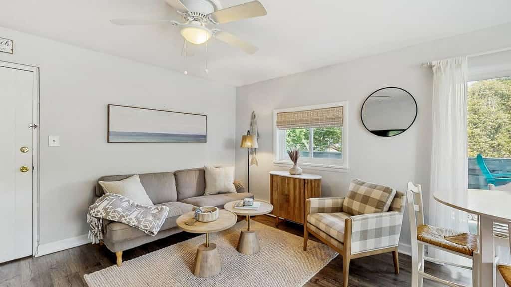 Lost Compass - 72 Sussex St #5