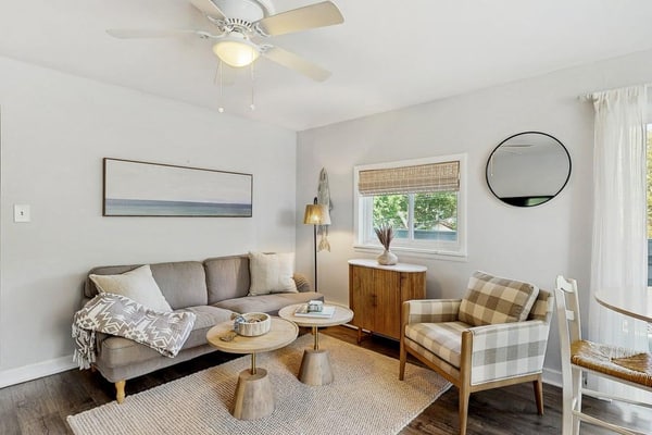 Lost Compass - 72 Sussex St #5