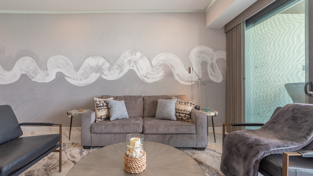 R1102 Stylish Beachfront Escape with King Suite and Ocean Views