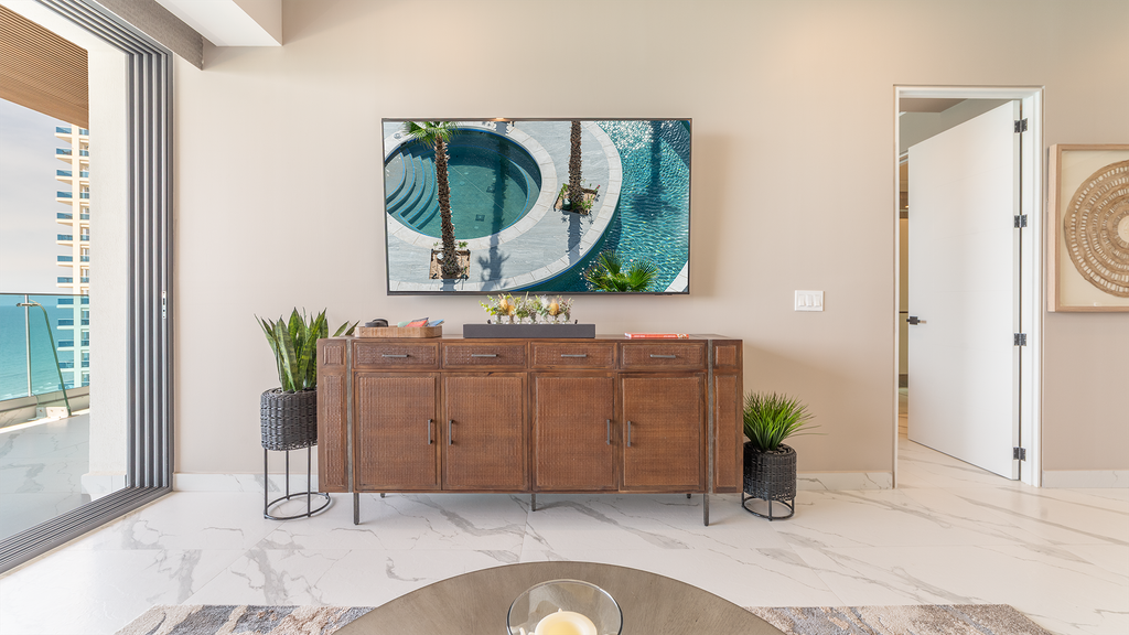 R1102 Stylish Beachfront Escape with King Suite and Ocean Views