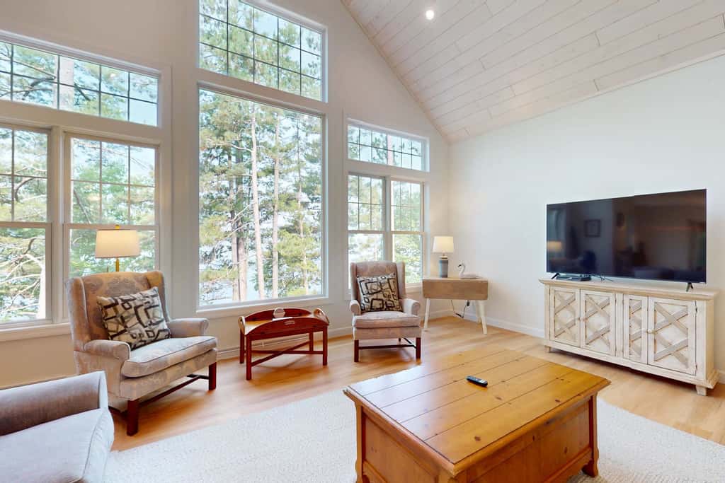 Lakefront Luxury, Dock, Game Room & Screened Porch