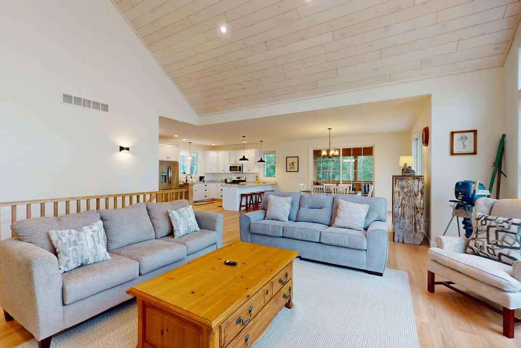 Lakefront Luxury, Dock, Game Room & Screened Porch