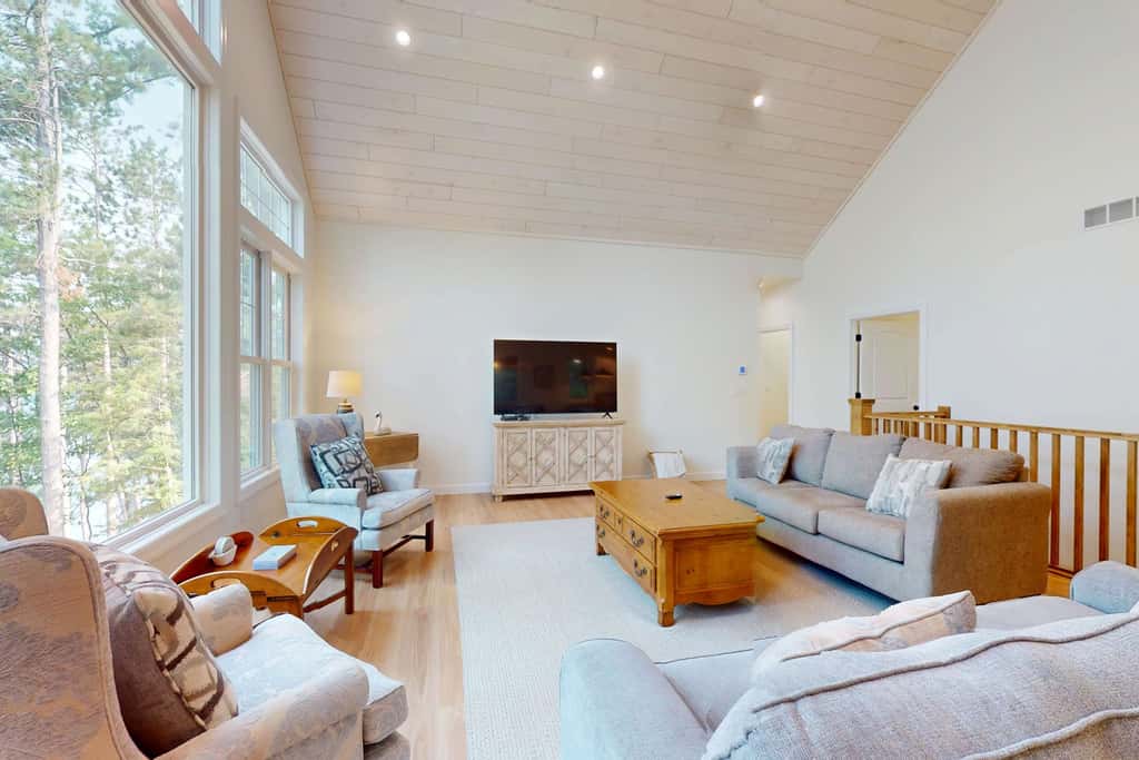 Lakefront Luxury, Dock, Game Room & Screened Porch
