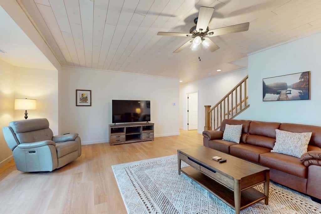 Lakefront Luxury, Dock, Game Room & Screened Porch