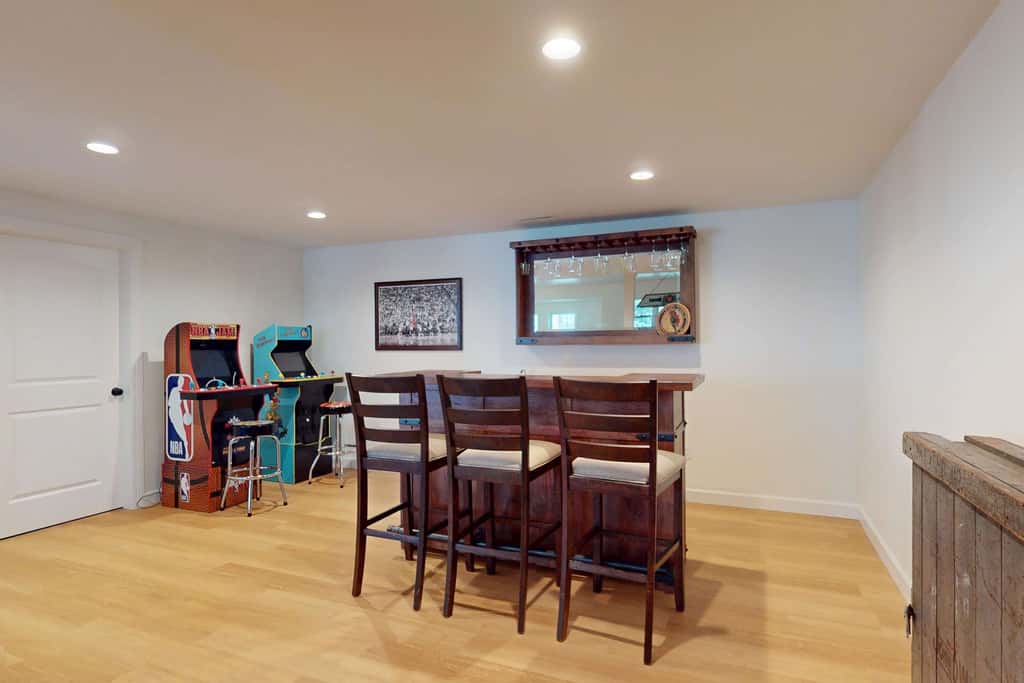 Lakefront Luxury, Dock, Game Room & Screened Porch