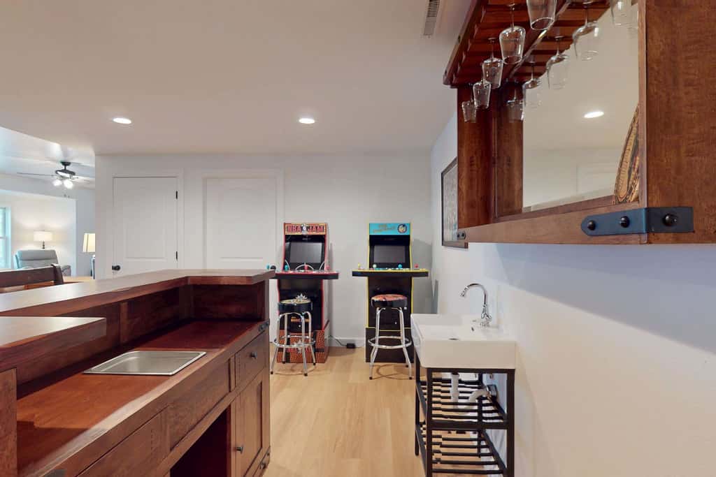 Lakefront Luxury, Dock, Game Room & Screened Porch