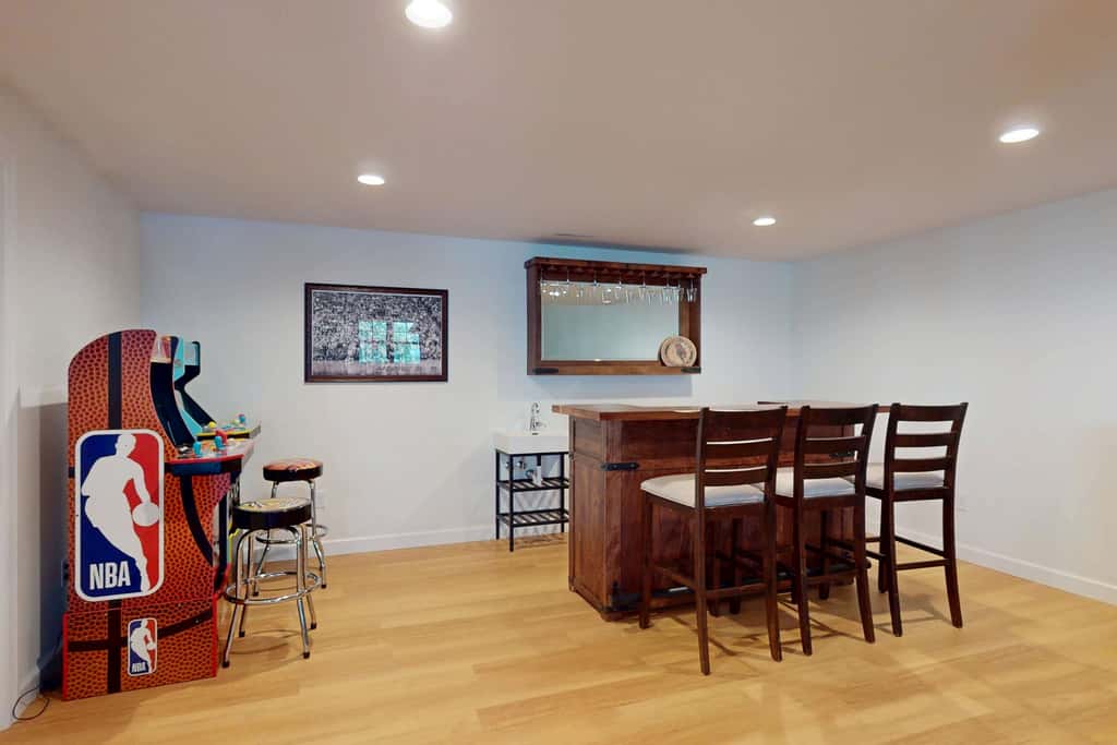 Lakefront Luxury, Dock, Game Room & Screened Porch