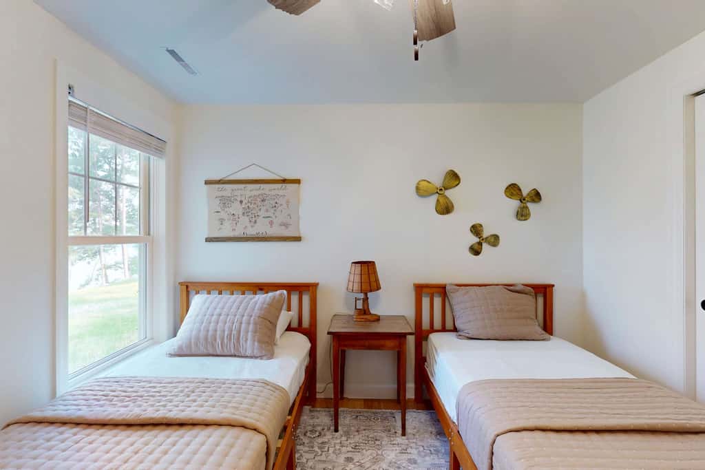 Lakefront Luxury, Dock, Game Room & Screened Porch