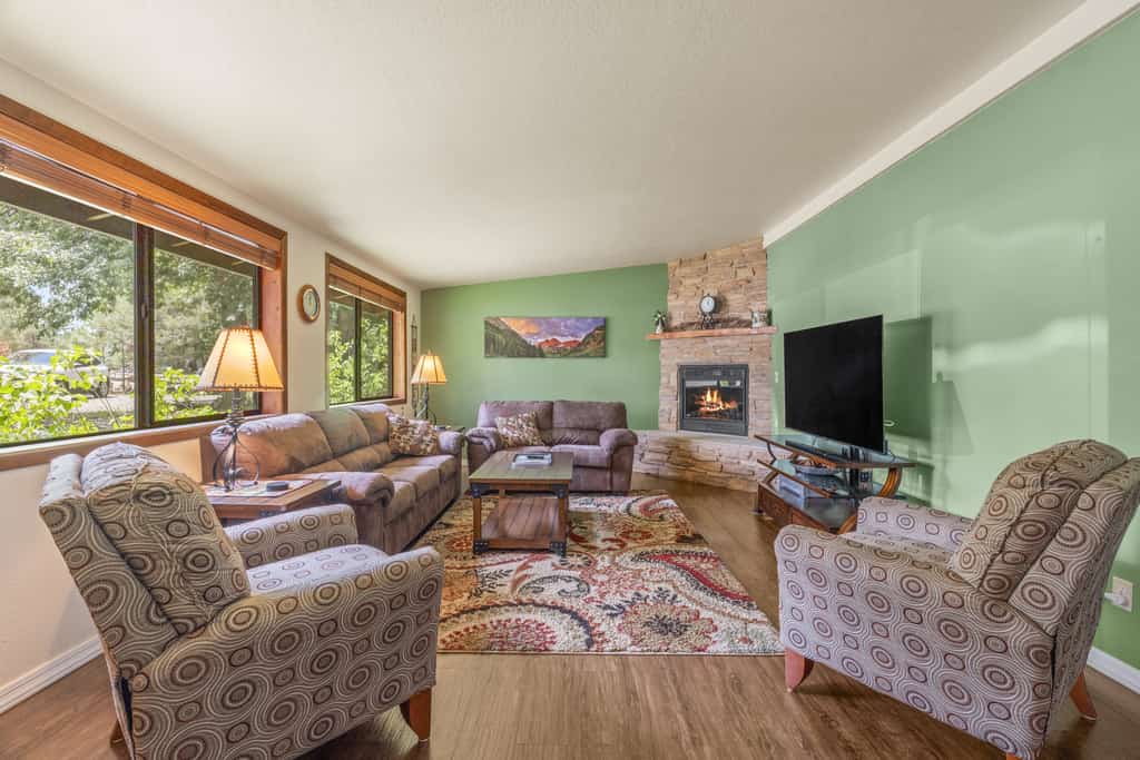 Reindeer Retreat | Deck & Firepit | Dog Friendly | Sleeps 8