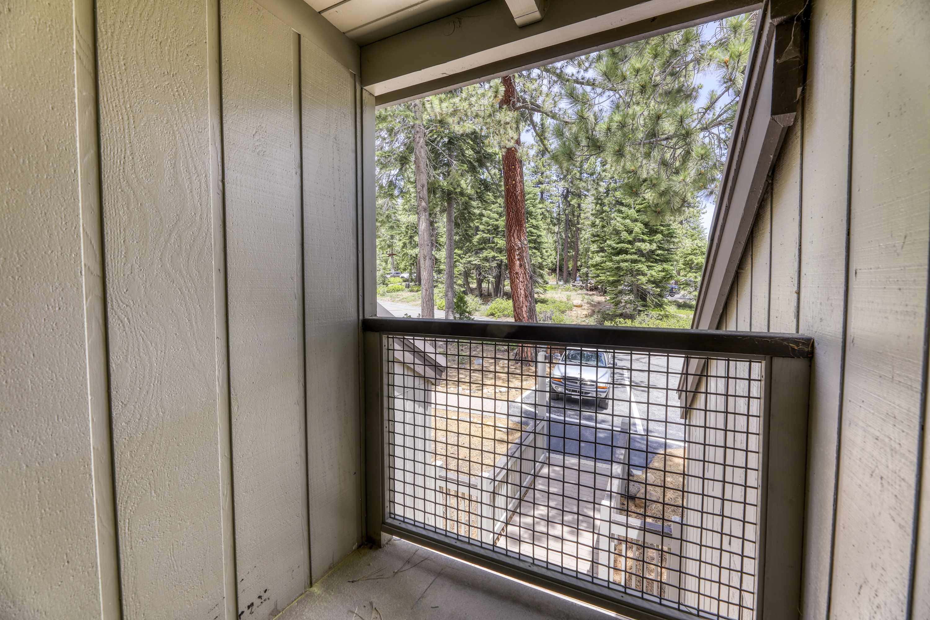 Condo at Granlibakken Tahoe Resort - Ski-In - Ski-Out with Pool, Spa & Minutes from Lake Tahoe