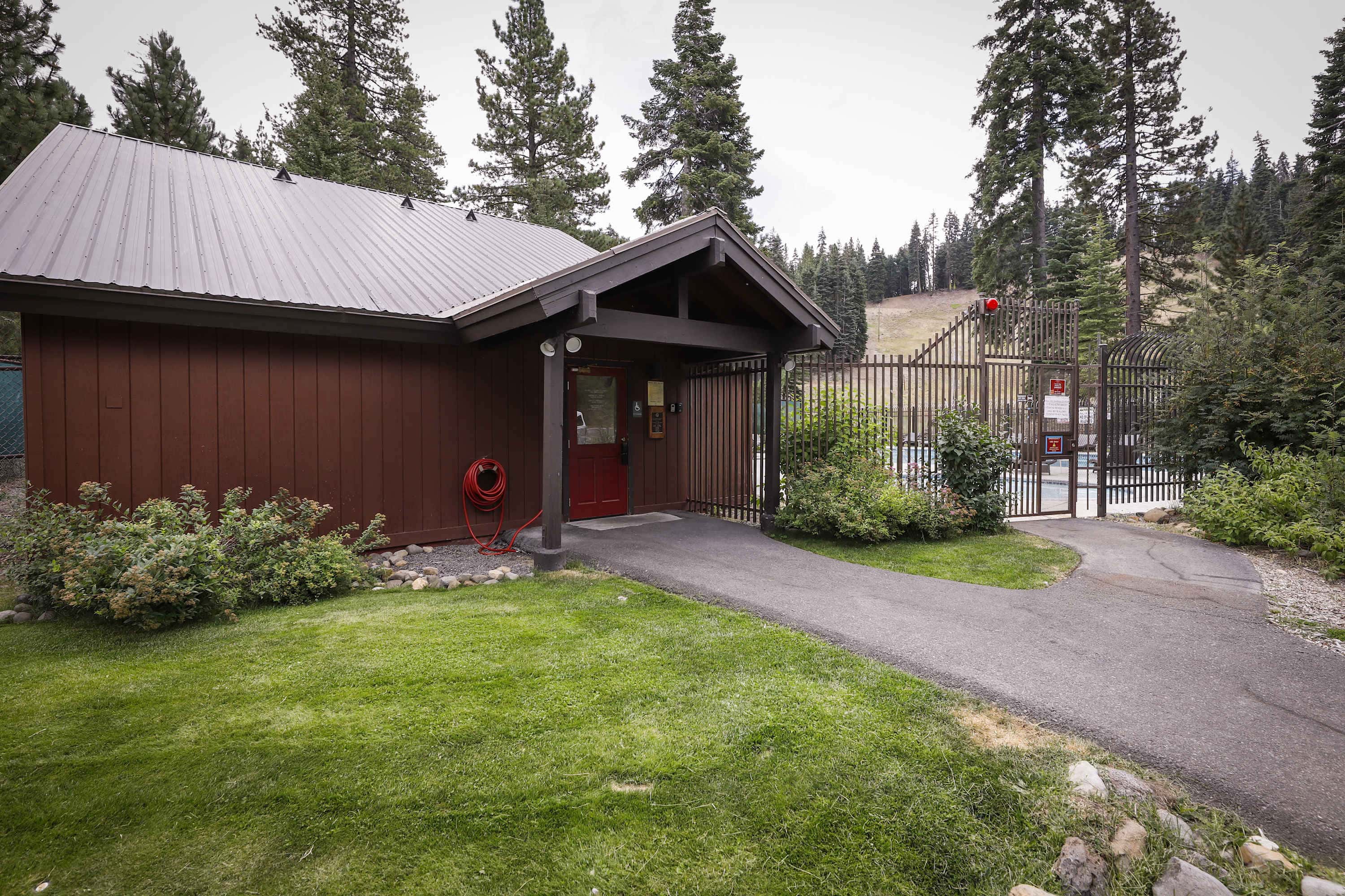 Cozy Studio at Granlibakken Tahoe Resort - Ski-In - Ski-Out with Pool, Spa & Minutes from Lake Tahoe