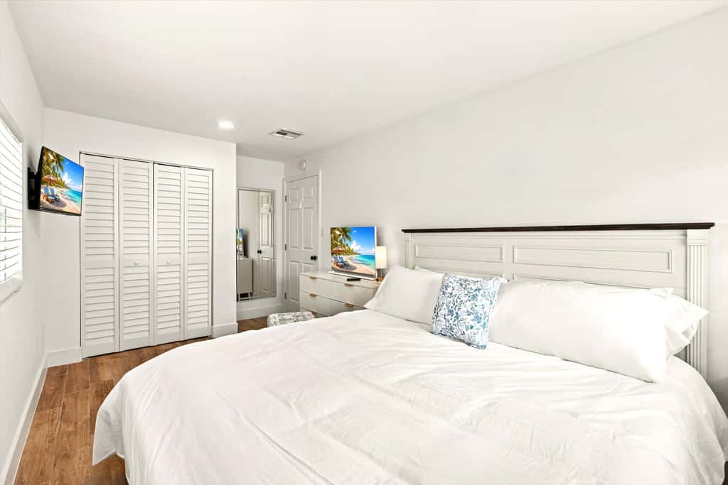 Spacious Waterfront Home - Private Canal Access and Large Yard in Naples