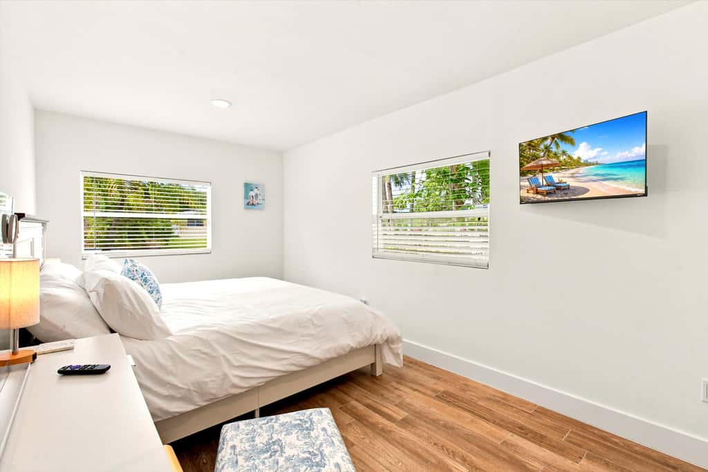 Spacious Waterfront Home - Private Canal Access and Large Yard in Naples
