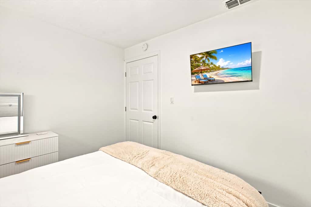 Spacious Waterfront Home - Private Canal Access and Large Yard in Naples