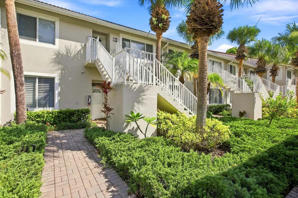 Cozy 2 Bedroom Naples Condo with Full Kitchen, shared Pool