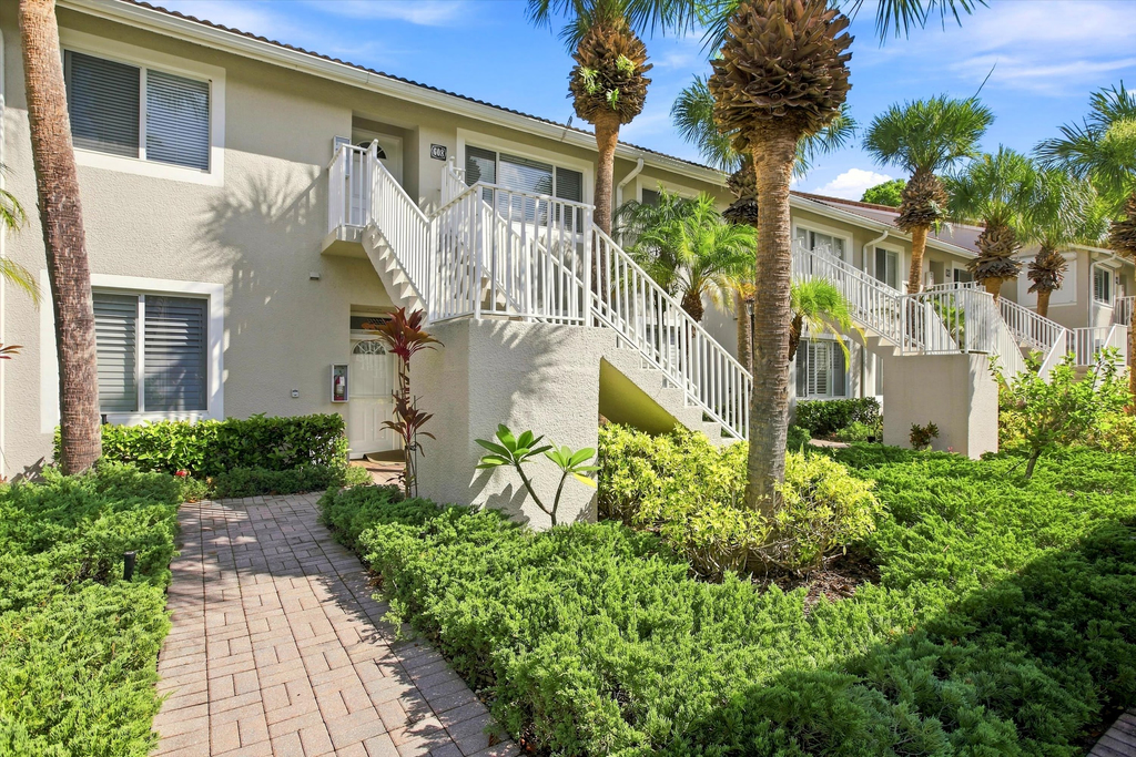 Cozy 2 Bedroom Naples Condo with Full Kitchen, shared Pool