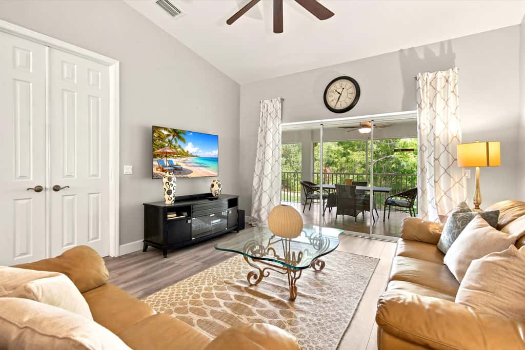 Cozy 2 Bedroom Naples Condo with Full Kitchen, shared Pool