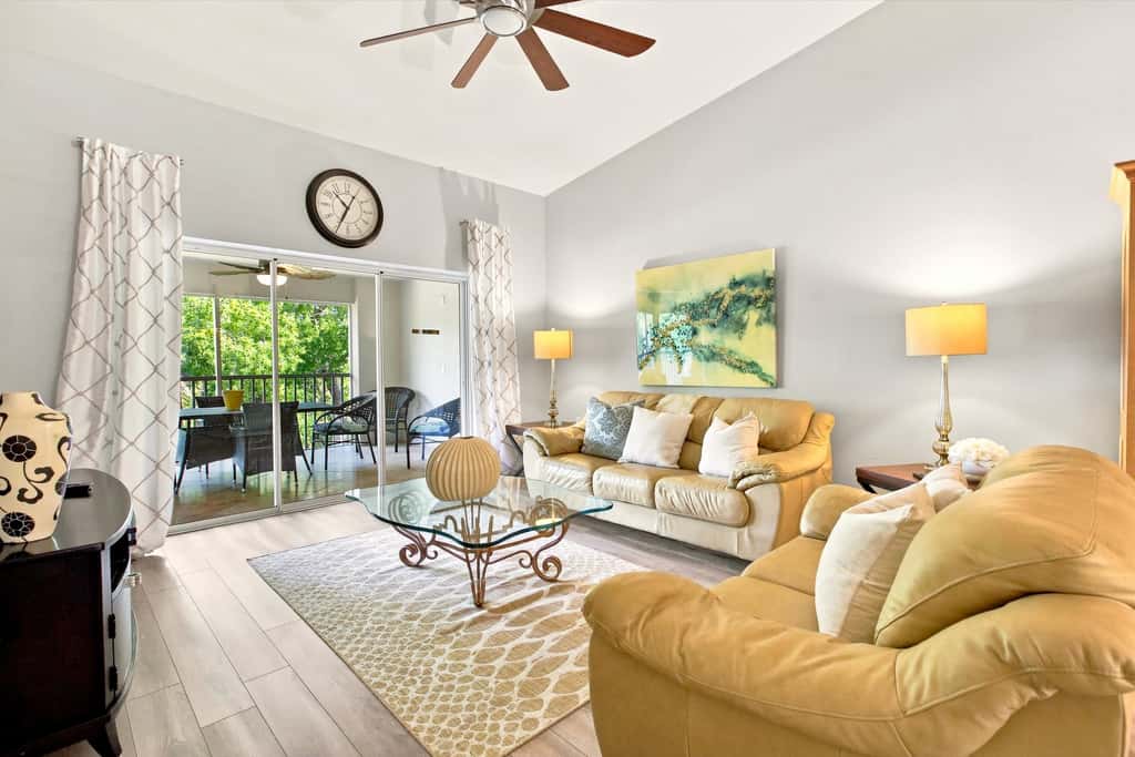 Cozy 2 Bedroom Naples Condo with Full Kitchen, shared Pool