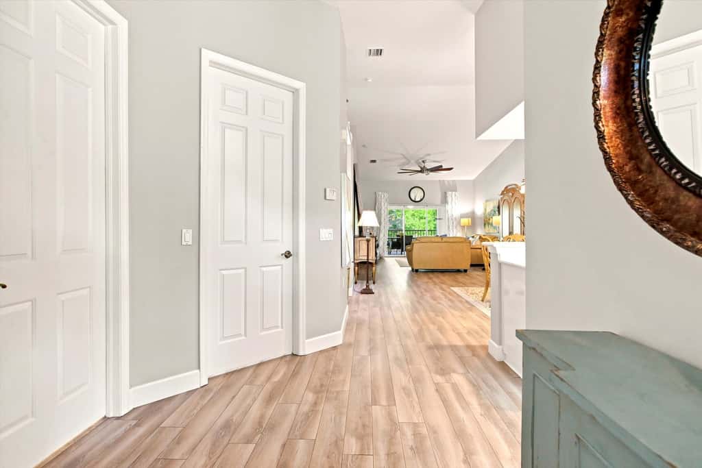 Cozy 2 Bedroom Naples Condo with Full Kitchen, shared Pool