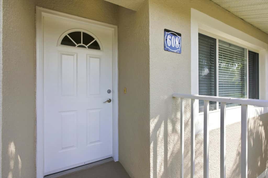 Cozy 2 Bedroom Naples Condo with Full Kitchen, shared Pool
