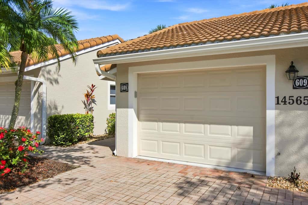 Cozy 2 Bedroom Naples Condo with Full Kitchen, shared Pool