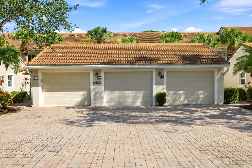 Cozy 2 Bedroom Naples Condo with Full Kitchen, shared Pool