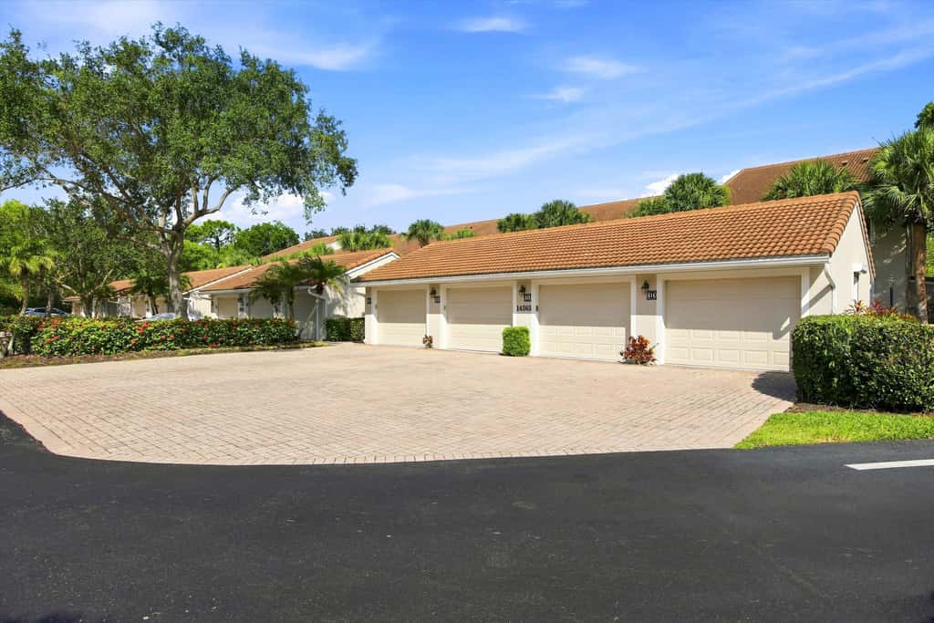 Cozy 2 Bedroom Naples Condo with Full Kitchen, shared Pool